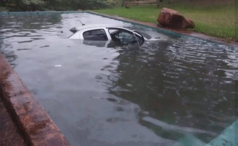 Fuga termina em tragédia na fronteira e mulher morre após carro cair em piscina