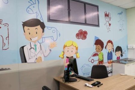 Bebê é resgatado em terreno baldio com lesões que indicam possível tortura