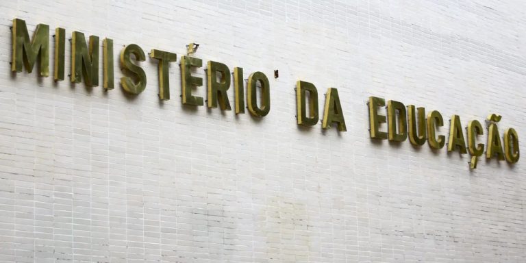 Formação de professores a distância mostra desempenho 53,1% inferior