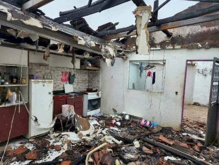 Rapaz é preso suspeito de atear fogo na casa da ex por não aceitar término