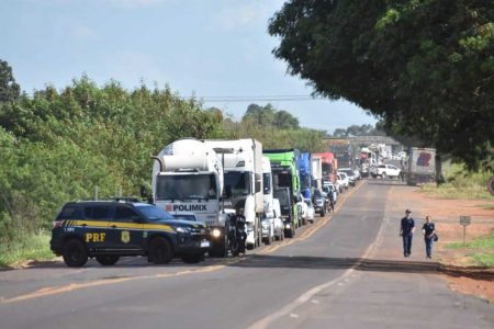 Caminhão-tanque tomba em rotatória e interdita BR-060
