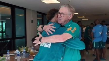 Ancelotti recebe Neymar na apresentação do Brasil em Teresópolis
