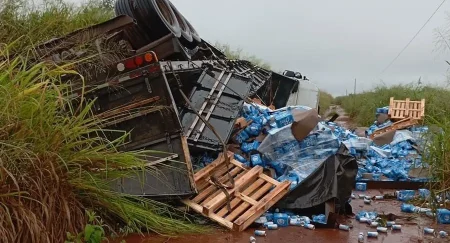 Carreta carregada de cerveja tomba na MS-276, entre Batayporã e Anaurilândia