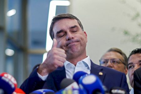 Flávio Bolsonaro diz usar colete à prova de balas por segurança