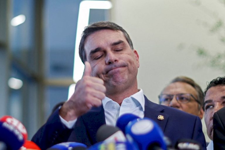 Flávio Bolsonaro diz usar colete à prova de balas por segurança