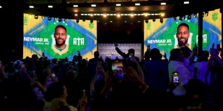 Neymar não treina em apresentação e preocupa a duas semanas da Copa