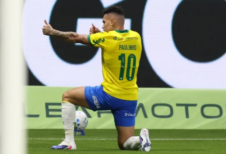 Com gol de Paulinho, Palmeiras mantém boa fase e dispara na liderança