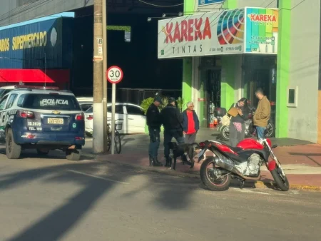 Motociclista fica ferido após colisão no centro de Nova Andradina.