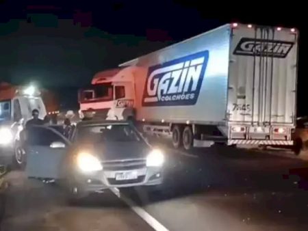 Colisão entre ambulância, carreta e carro deixa 12 feridos na BR-163