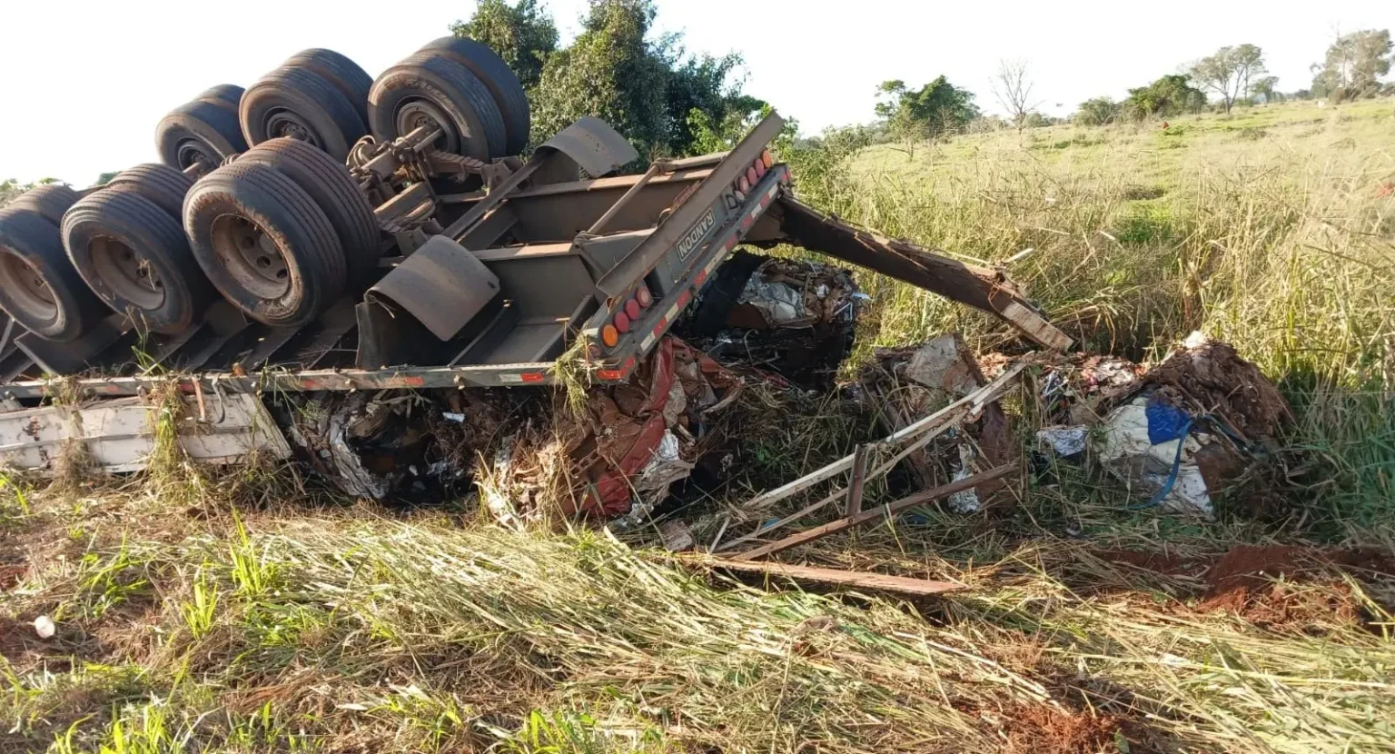 Caminhão carregado de ferro-velho tomba na MS-276 entre Batayporã e Anaurilândia