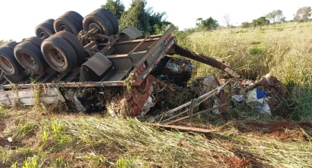Caminhão carregado de ferro-velho tomba na MS-276 entre Batayporã e Anaurilândia