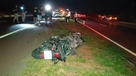 Motociclista morre após colisão e atropelamento na BR-163 em Dourados.