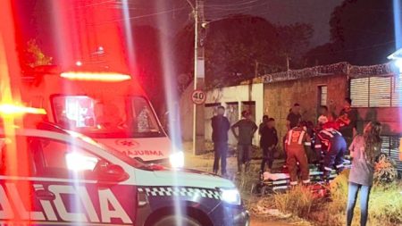 Mulher é esfaqueada mais de oito vezes e três suspeitas são presas
