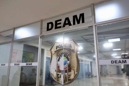 Rapaz viaja 350 km, invade casa armado com faca e ataca ex-namorada