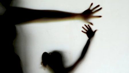 Menina de 4 anos revela abuso e polícia investiga primo por estupro