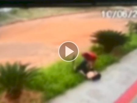 Dupla tenta arrastar mulher para carro em assalto, mas acaba presa