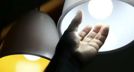 Bandeira tarifária das contas de luz segue amarela em julho