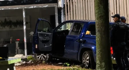 Nova Andradina: Caminhonete invade rotatória e atinge Museu Municipal; motorista é preso por embriaguez