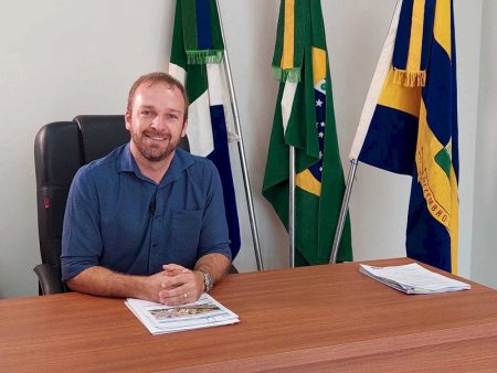 Com ‘Wi-Fi’ no tornozelo, prefeito volta ao cargo e decreta três dias sem expediente