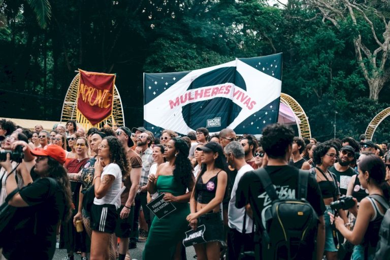 A ofensiva digital para emplacar projeto que equipara misoginia ao racismo