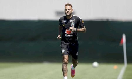 Neymar vai a campo pela primeira vez em treino da seleção brasileira