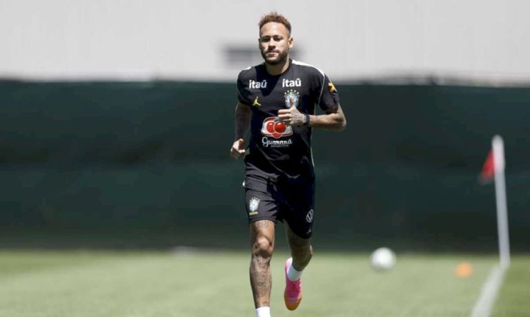 Neymar vai a campo pela primeira vez em treino da seleção brasileira