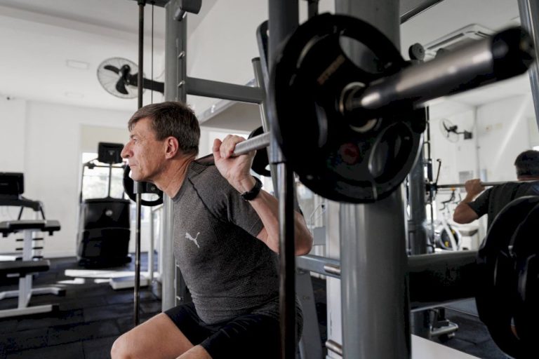 Musculação ajuda a prevenir Alzheimer e melhora independência de pessoas que têm a doença