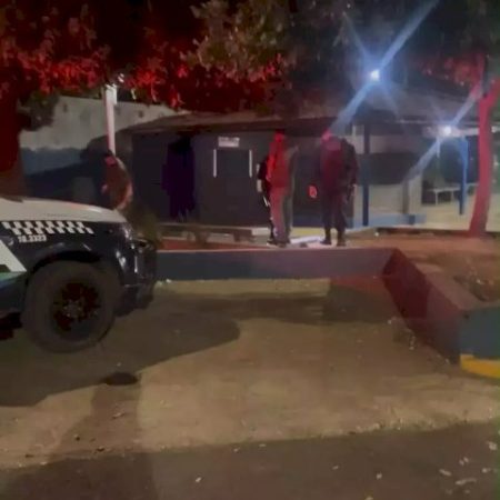 Mulher é encontrada esfaqueada em rua e companheiro é preso