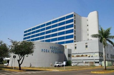 Criança de 3 anos fica em coma após se afogar em piscina e corre risco de morte