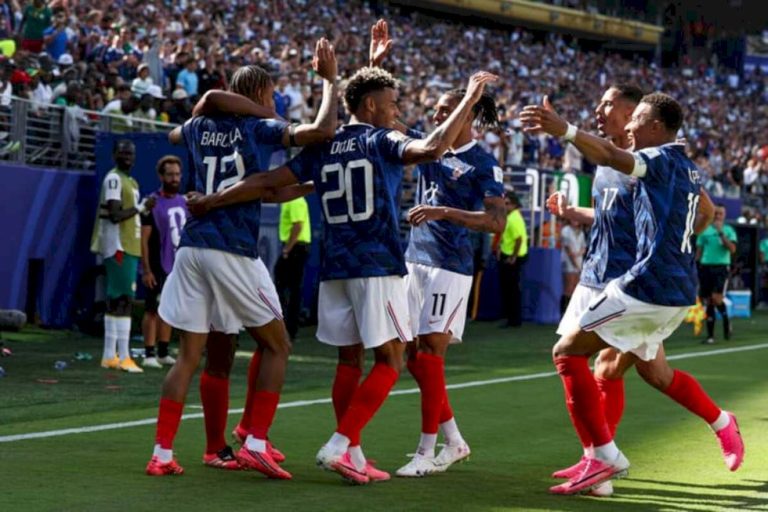 Mbappé decide, França vira chave no segundo tempo e vence Senegal
