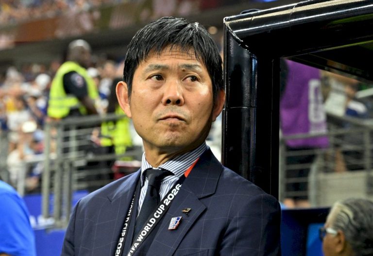 Técnico do Japão chora, improvisa, faz selfie e puxa grito com torcida