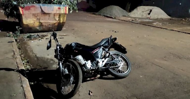 Motociclista morreu após bater moto contra caçamba de entulhos