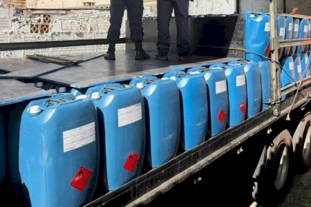 Receita e PF apreendem insumo que poderia produzir 22 toneladas de cocaína