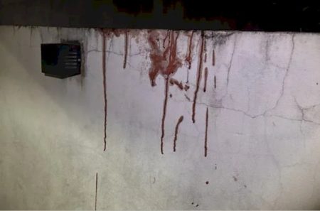 Frentista é baleado por dupla de capacete e foge pulando muros