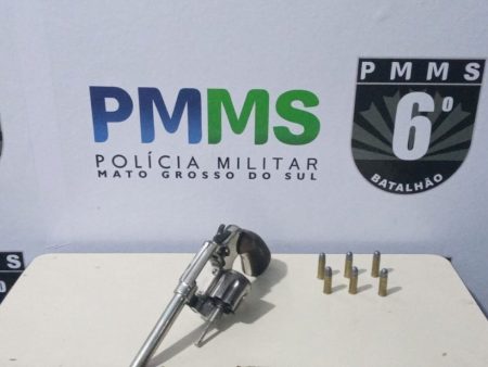 Homem armado invade reunião familiar, faz ameaças e acaba preso