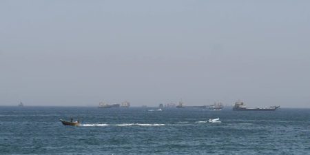 EUA lançam novos ataques contra Irã; forças iranianas fecham Ormuz