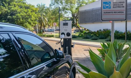 Governo mantém elevação de tarifas a carro elétrico e renova cota zero.
