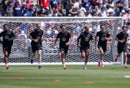 Outras duas seleções anfitriãs estreiam hoje na Copa do Mundo