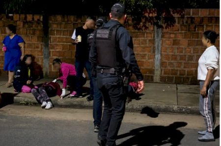 Mecânico espanca até companheira desmaiar e oferece R$ 5 mil a PMs para fugir