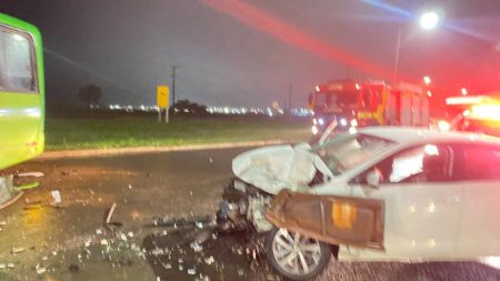 Colisão entre carro e ônibus deixa jovem ferido em Nova Andradina