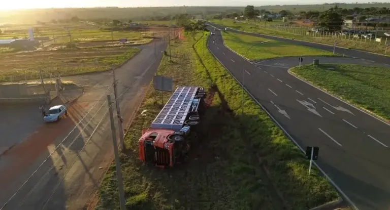 Carreta de transporte de suínos tomba em curva de acesso à cidade de Bataguassu