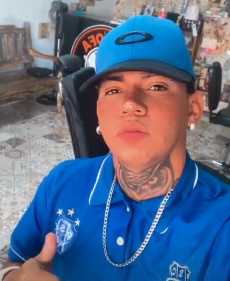 Na frente da esposa, barbeiro é morto a tiros por pistoleiros de moto