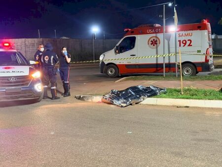 Mulher desce de moto e morre atropelada por carreta em cruzamento no MT