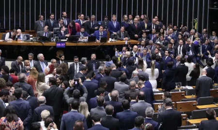 Deputados gastam R$ 2 mi em verba pública para impulsionar posts nas redes.