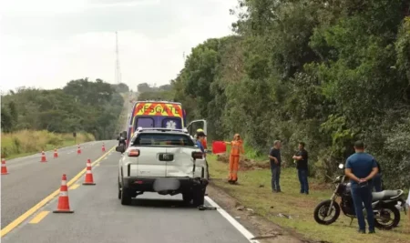 Motociclista morre após colidir na traseira de veículo parado em trecho de pare e siga na BR-163 em Campo Grande.