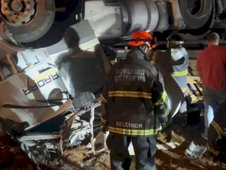 Motorista morre e 3 ficam feridos após carreta de cerveja capotar