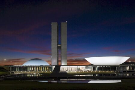 Brasil avança em igualdade de gênero, mas representatividade política feminina continua abaixo da média