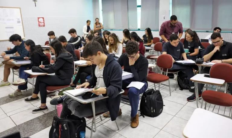 Educação financeira pode ser incluída no currículo escolar.