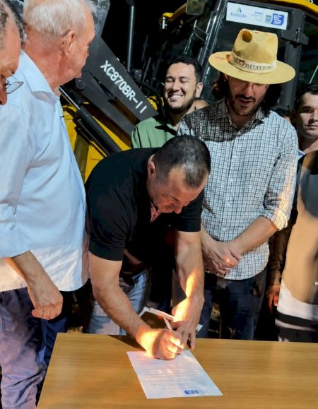 Geraldo Resende entrega retroescavadeira de R$ 500 mil para Batayporã e amplia investimentos no município