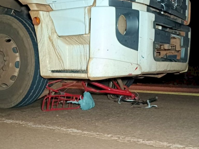Ciclista morre após ser atropelada por caminhão no anel viário